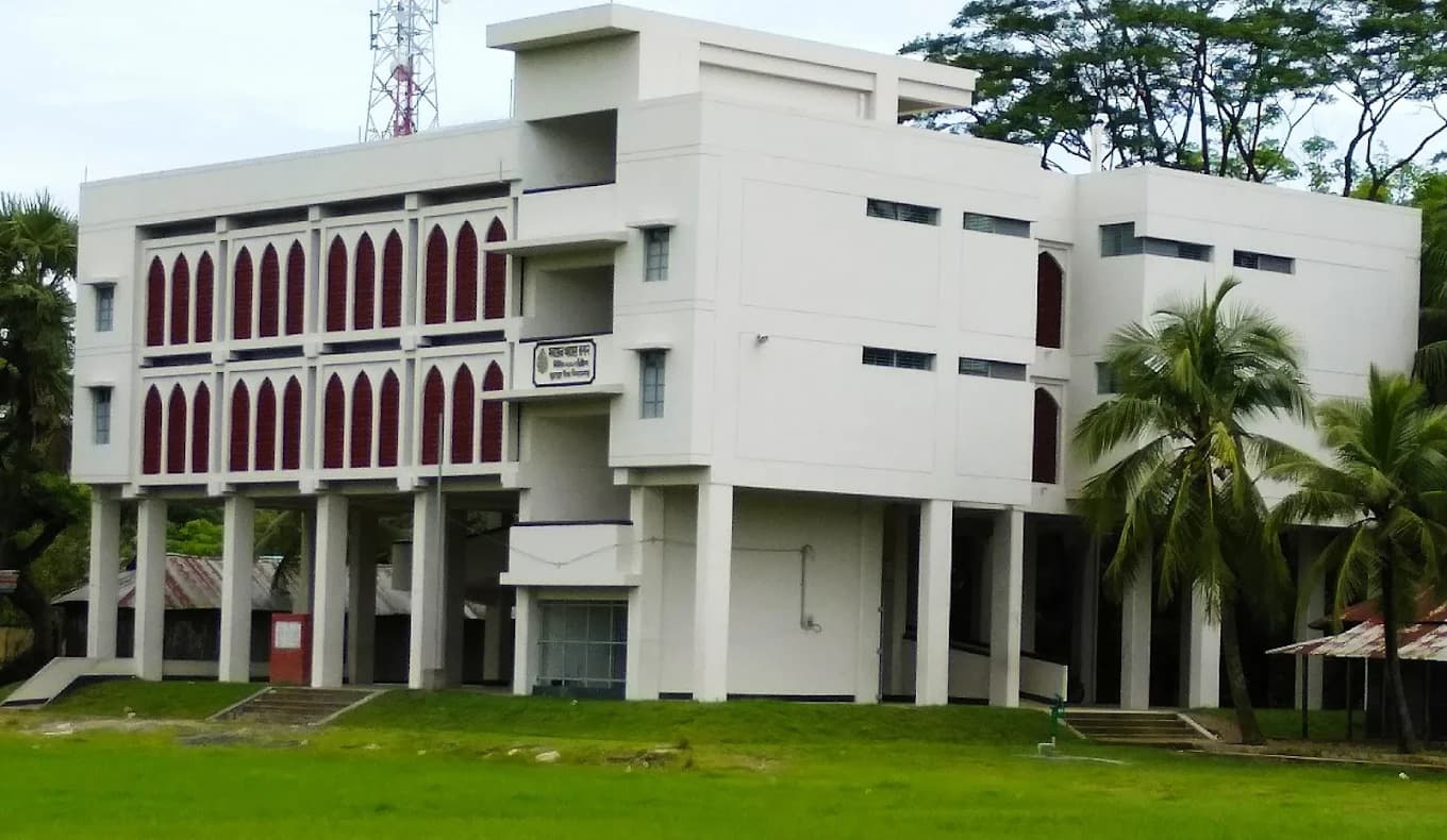 প্রধান একাডেমিক ভবন ও সুপ্রশস্ত প্রাঙ্গণ